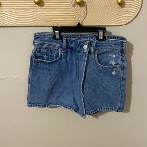 American Eagle skirt with shorts. Size 0. Only worn one time great condition